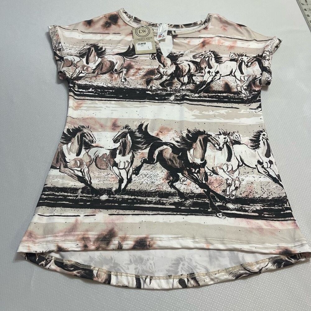 NWT Liberty Wear Horses T-Shirt Size Small New